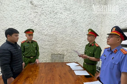 Cơ quan Cảnh sát điều tra, Công an huyện Yên Châu thi hành các quyết định đối với đối tượng Lò Văn Lịch.