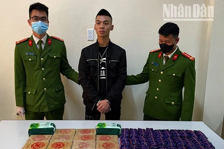 Đối tượng Nguyễn Đình Duy cùng số lượng ma túy bị cơ quan công an thu giữ.