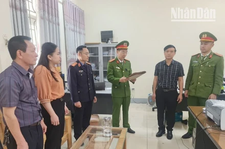 Cơ quan cảnh sát điều tra, Công an tỉnh Sơn La tống đạt các quyết định khởi tố bị can, đọc lệnh bắt tạm giam bị can Nguyễn Thanh Cường. 