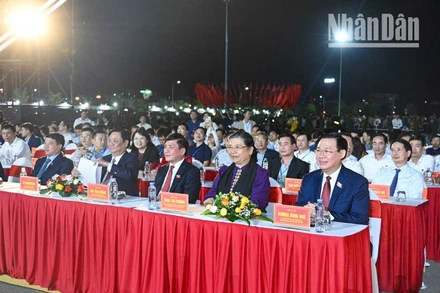 Chủ tịch Quốc hội Vương Đình Huệ cùng các đồng chí lãnh đạo, nguyên lãnh đạo Đảng, Nhà nước và các đại biểu dự lễ khai mạc Lễ hội cà-phê Sơn La. (Ảnh: Duy Linh)