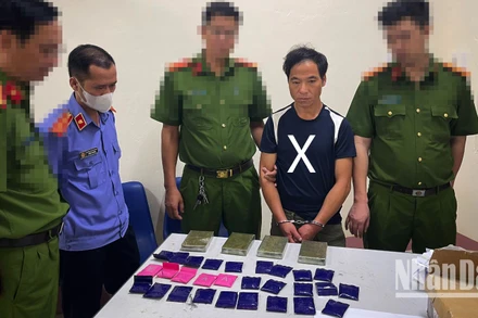 Đối tượng Giàng A Sồng cùng số tang vật tại cơ quan Công an.