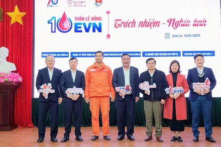 Đại diện lãnh đạo các đơn vị đồng hành tổ chức chương trình Tuần lễ hồng EVN tại tỉnh Sơn La lần thứ X.