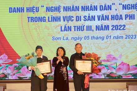 Lãnh đạo Ủy ban nhân dân tỉnh Sơn La chuyển trao danh hiệu vinh dự Nhà nước “Nghệ nhân Nhân dân” cho 2 cá nhân là "Nghệ nhân Ưu tú".