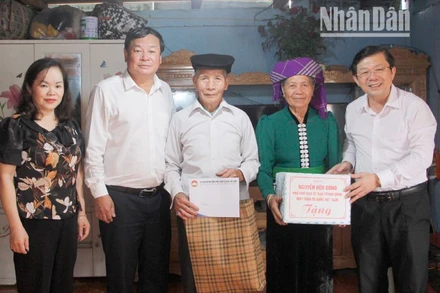 Đồng chí Nguyễn Hữu Dũng, Phó Chủ tịch Ủy ban Trung ương Mặt trận Tổ quốc Việt Nam tặng quà xã Ngọc Chiến.