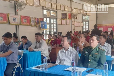 Ban tổ chức lớp học dự lễ khai giảng lớp xóa mù chữ.