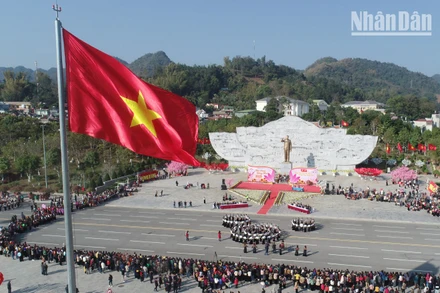 Vòng xòe đoàn kết dâng Bác và mừng Đảng quang vinh.