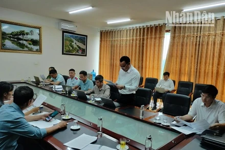 Đoàn kiểm tra, xác minh của huyện Mộc Châu làm việc với phóng viên Báo Nhân Dân.