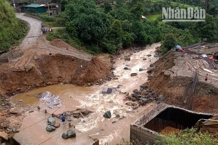 Nước lớn đã cuốn trôi 10m đoạn đường tránh thuộc tỉnh lộ 112, đoạn chạy qua bản Sồng Chống, xã Xím Vàng, huyện Bắc Yên.