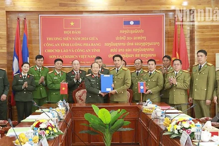 Lãnh đạo Công an hai tỉnh Sơn La và Louangphabang ký biên bản phối hợp năm 2025.