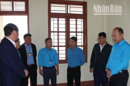 Đại biểu tham quan các phòng nhà công vụ giáo viên trường tiểu học và trung học cơ sở Chiềng Ân. (Ảnh: Lam Giang)