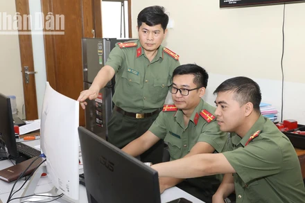 Phòng An ninh mạng và phòng, chống tội phạm sử dụng công nghệ cao, Công an tỉnh Sơn La tuần tra trên không gian mạng. 