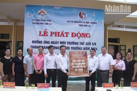 Lãnh đạo Ủy ban nhân dân tỉnh, Sở Tài nguyên và Môi trường trao tặng poster tuyên truyền Ngày môi trường thế giới cho lãnh đạo Ủy ban nhân dân thành phố Sơn La.