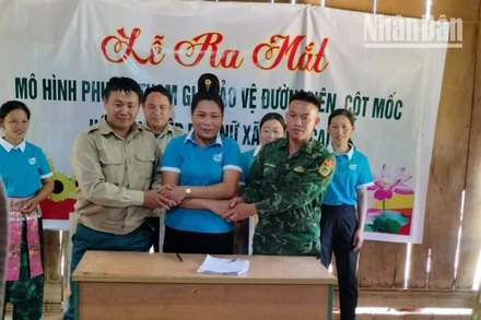 Lễ ra mắt mô hình “Tổ Phụ nữ tham gia tự quản đường biên, cột mốc”.