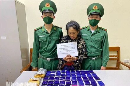 Đối tượng Dừ Thị Chư cùng tang vật tại cơ quan chức năng.