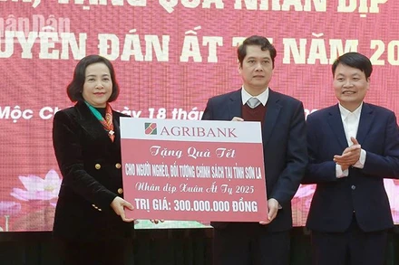 Đồng chí Phó Chủ tịch Quốc hội trao tặng 300 triệu đồng cho các gia đình chính sách, hộ nghèo của tỉnh Sơn La.