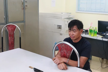 Đối tượng Giàng A Đua và tang vật tại cơ quan công an. (Ảnh: Công an Sơn La)