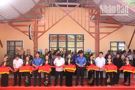 Cắt băng khánh thành Nhà văn hóa cộng đồng cho đồng bào dân tộc La Ha tại bản Hiên, xã Liệp Tè, huyện Thuận Châu. (Ảnh: Quốc Tuấn)
