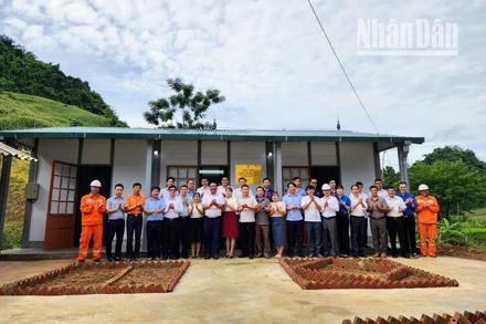 Bàn giao và đưa vào sử dụng nhà công vụ giáo viên, điểm trường Chiềng Đa, Trường tiểu học và trung học cơ sở xã Suối Bàng.