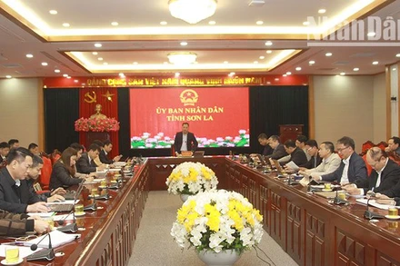 Đồng chí Nguyễn Đình Việt, Phó Bí thư Tỉnh ủy, Chủ tịch Ủy ban nhân dân tỉnh Sơn La chủ trì cuộc họp.