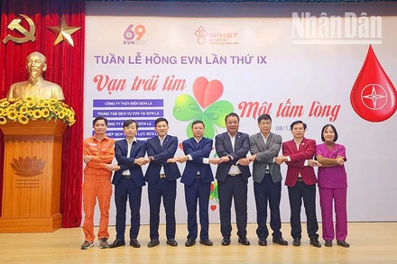 Đại diện 5 đơn vị ngành điện tại Sơn La và các đơn vị thể hiện quyết tâm tại tuần lễ hồng EVN lần thứ 9.