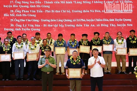 Lãnh đạo Bộ Công an, Tỉnh ủy Sơn La trao tặng Bằng khen và biểu dương các tập thể, cá nhân có thành tích xuất sắc.