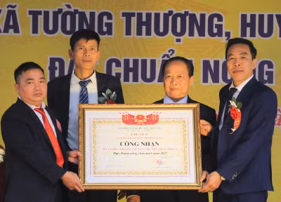 Xã Tường Thượng đón nhận Bằng công nhận xã đạt chuẩn nông thôn mới.