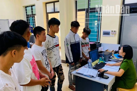 Công an huyện Phù Yên triệu tập các đối tượng liên quan lên làm việc. (Ảnh: THIÊN HIẾU)