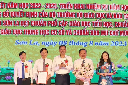 Lãnh đạo Ủy ban nhân dân tỉnh Sơn La chuyển trao Quyết định của Bộ Giáo dục và Đào tạo, công nhận tỉnh Sơn La đạt chuẩn phổ cập giáo dục tiểu học, trung học cơ sở, chuẩn xóa mù chữ mức độ 2.