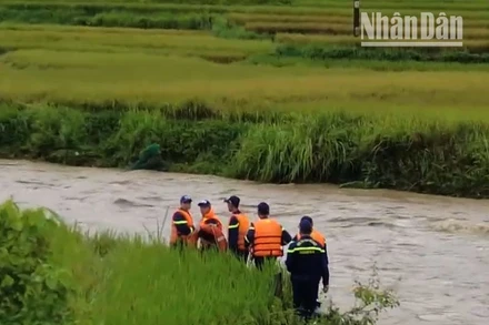 Huyện Phù Yên đã huy động 100 người thuộc các lực lượng tìm kiếm người mất tích. (Ảnh: Minh Công)