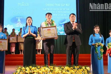 Nhân dịp này, Tỉnh đoàn Sơn La đã tặng Bằng khen và tuyên dương các lưu học sinh Lào tiêu biểu.