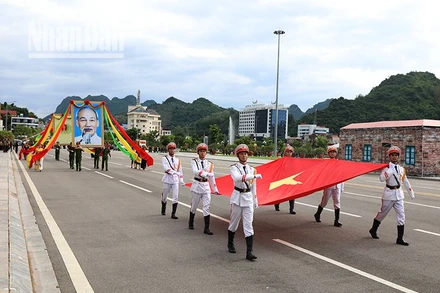 Lễ diễu hành, biểu dương lực lượng.