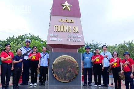 Đoàn công tác tỉnh Sơn La thăm đảo Trường Sa lớn.