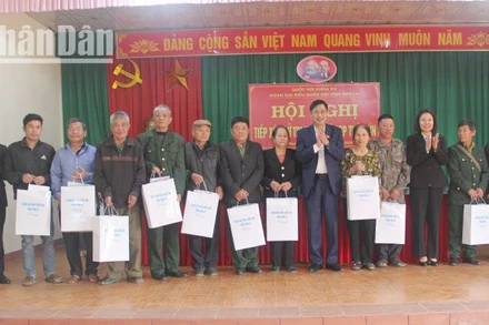 Đoàn đại biểu Quốc hội tỉnh Sơn La tặng quà 18 gia đình diện chính sách 4 xã biên giới của huyện Yên Châu.