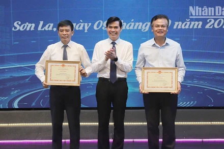 Đồng chí Hoàng Quốc Khánh, Bí thư Tỉnh ủy, Chủ tịch Ủy ban nhân dân tỉnh Sơn La tặng Bằng khen cho Sở Giao thông vận tải và Ủy ban nhân dân thành phố Sơn La.