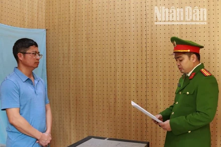 Cơ quan Cảnh sát điều tra, Công an tỉnh Sơn La thi hành lệnh bắt bị can Lê Văn Kỳ.