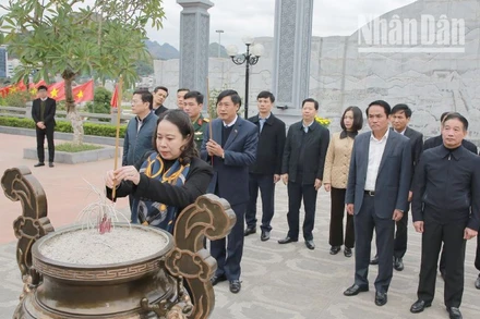 Phó Chủ tịch nước Võ Thị Ánh Xuân cùng đoàn công tác và lãnh đạo tỉnh Sơn La dâng hương Đền thờ Bác Hồ tại Quảng trường Tây Bắc. 