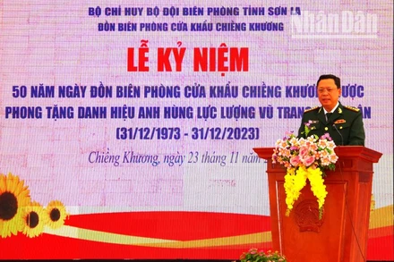 Đồng chí Đại tá Cà Văn Lập, Chính ủy Bộ đội Biên phòng tỉnh Sơn La đọc diễn văn tại lễ kỷ niệm. (Ảnh: VÌ HIỆN)