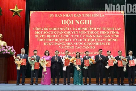 Đồng chí Bí thư Tỉnh ủy và Chủ tịch Ủy ban nhân dân tỉnh Sơn La trao quyết định và tặng hoa chúc mừng các đồng chí Giám đốc các sở, ngành được bổ nhiệm.