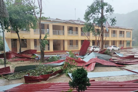 Mưa đá và gió lốc đã làm tốc mái điểm trường phổ thông dân tộc bán trú tiểu học và trung học cơ sở xã Mường Lèo. (Ảnh: Người dân cung cấp)