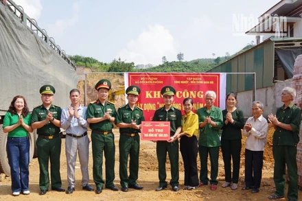 Các đại biểu cùng gia đình thượng úy Lê Văn Chung trong ngày khởi công xây dựng “Nhà đồng đội”.