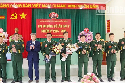 Đại biểu tặng hoa, chúc mừng các đồng chí được Đại hội bầu vào Ban Chấp hành nhiệm kỳ 2025-2030.