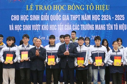 Lãnh đạo Sở Văn hóa Thể thao và Du lịch tỉnh và Hội Khuyến học tỉnh Sơn La trao học bổng cho các học sinh vượt khó học tốt.