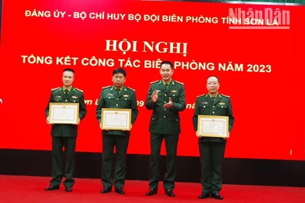 Đồng chí Đại tá Nguyễn Đình Huân, Chỉ huy trưởng Bộ đội Biên phòng Sơn La chuyển trao Bằng khen của Bộ Quốc phòng cho các tập thể.