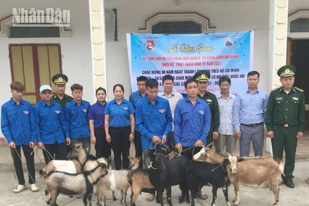 Lễ bàn giao “ngân hàng dê” cho gia đình đoàn viên, thanh niên có hoàn cảnh khó khăn xã Chiềng Khương.