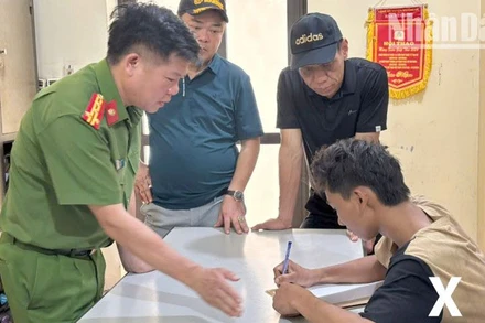 Đại tá Trần Thanh Sơn, Phó Giám đốc, Thủ trưởng cơ quan Cảnh sát điều tra Công an tỉnh Sơn La tiến hành lấy lời khai đối tượng Tòng Văn Vương.