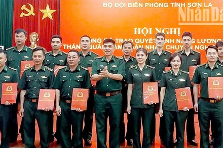 Các đồng chí quân nhân chuyên nghiệp nhận quyết định nâng lương và thăng quân hàm năm 2025.