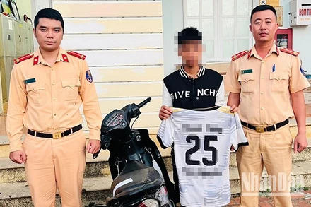 Công an huyện Mai Sơn xử lý thanh niên vi phạm Luật Giao thông đường bộ rồi đăng lên mạng xã hội.