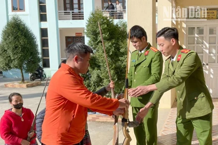 Người dân xã Lóng Luông tự nguyện giao nộp súng cho lực lượng công an.