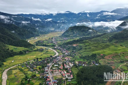 Trung tâm xã vùng cao Ngọc Chiến, Mường La đã được đầu tư đường giao thông đi lại thuận tiện 4 mùa.