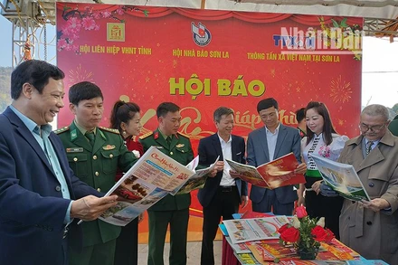 Các đại biểu tham quan gian trưng bày báo Xuân của các cơ quan báo chí Trung ương tại Hội báo Xuân Giáp Thìn tỉnh Sơn La 2024.